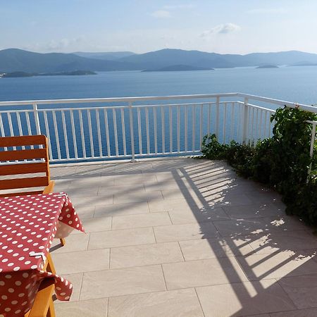 Bella Vista Apartment Комарна Екстериор снимка