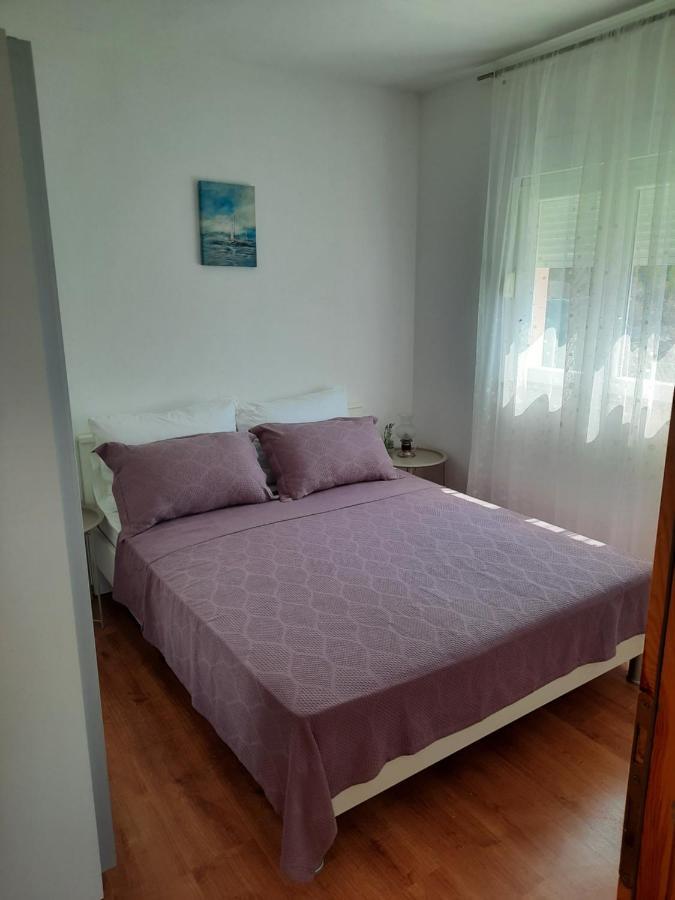 Bella Vista Apartment Комарна Екстериор снимка