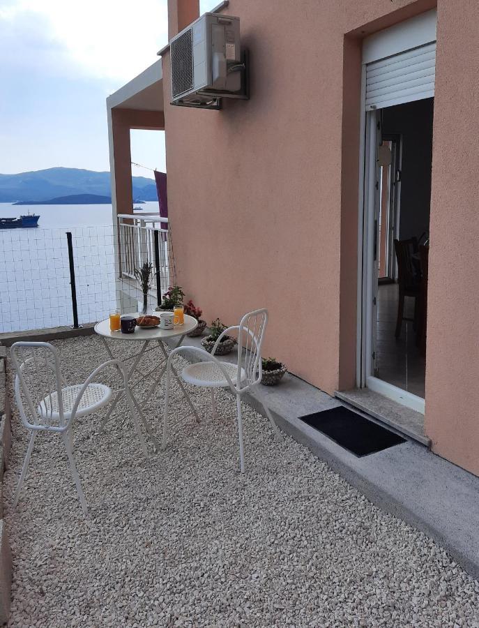 Bella Vista Apartment Комарна Екстериор снимка