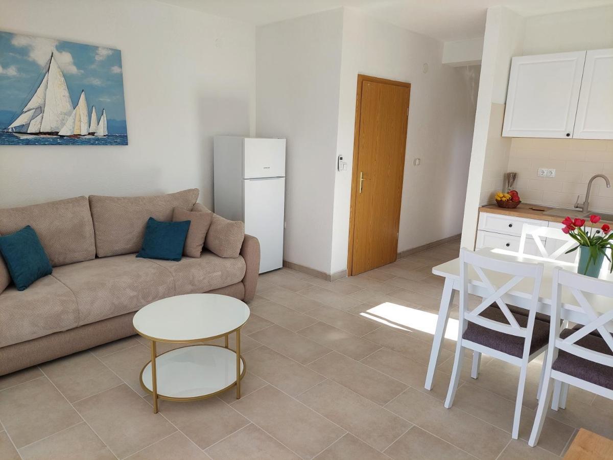 Bella Vista Apartment Комарна Екстериор снимка