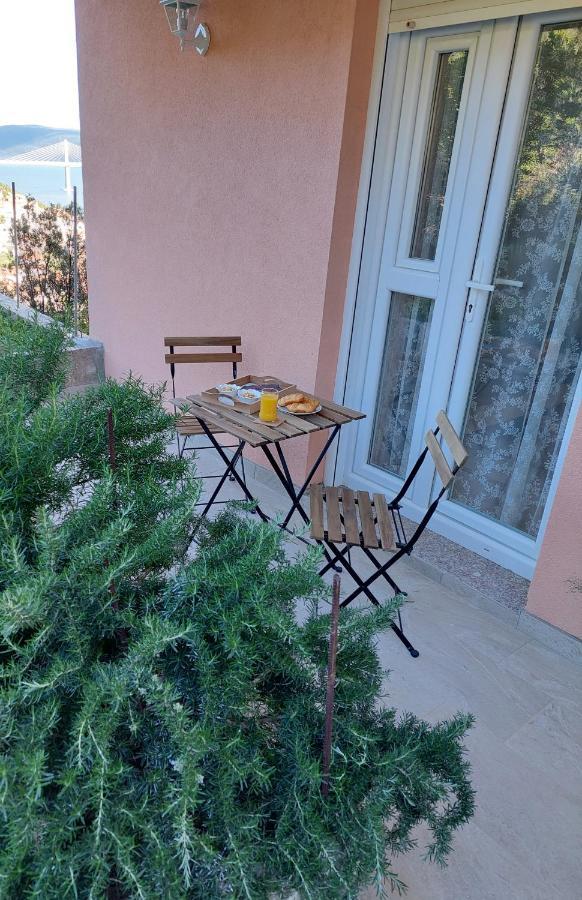 Bella Vista Apartment Комарна Екстериор снимка