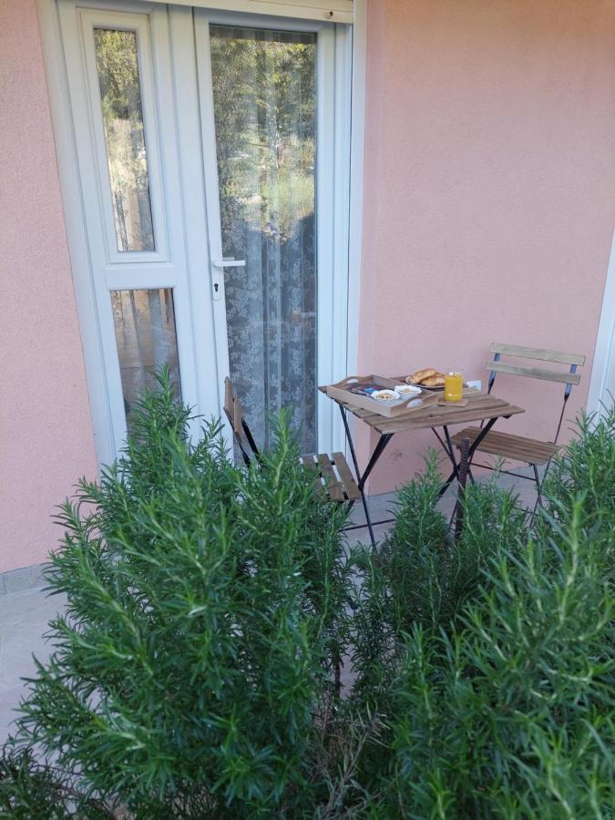 Bella Vista Apartment Комарна Екстериор снимка