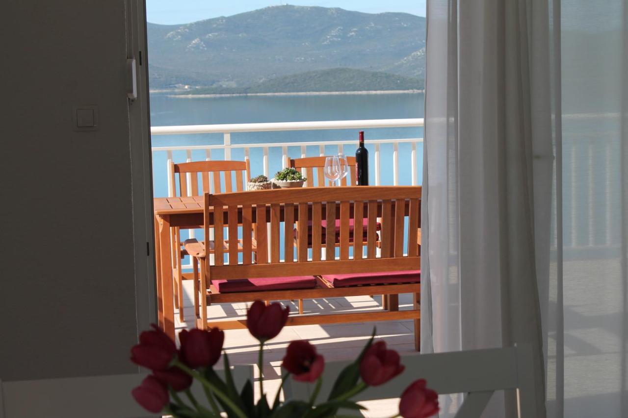 Bella Vista Apartment Комарна Екстериор снимка