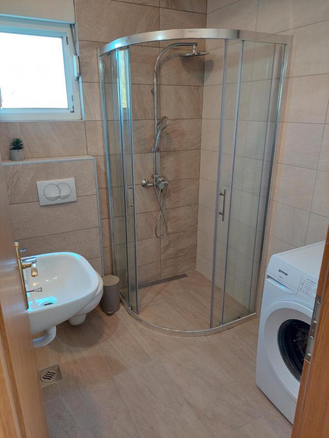 Bella Vista Apartment Комарна Екстериор снимка