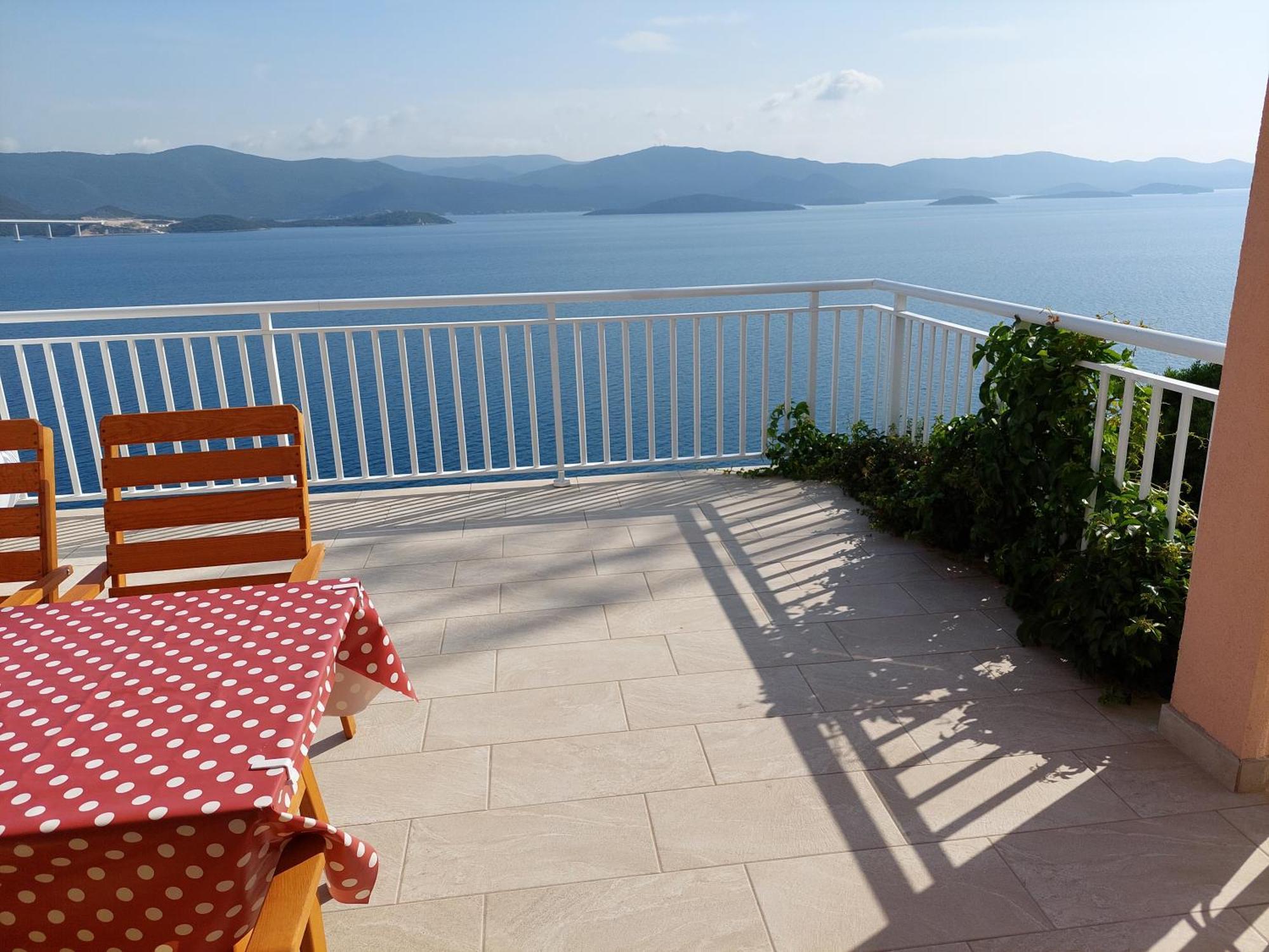 Bella Vista Apartment Комарна Екстериор снимка
